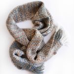 Schal handgewebt aus handgefärbter Merinowolle in Dochtgarn