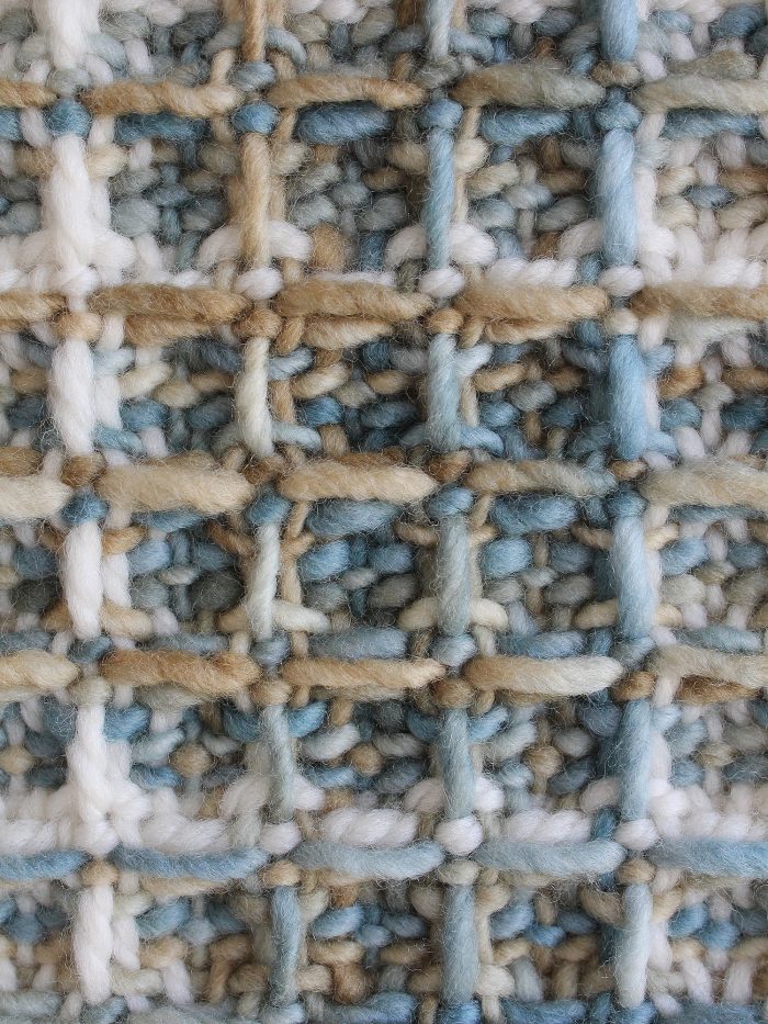 handgewebte Decke in Waffelmuster aus naturweisser und handgefärbter